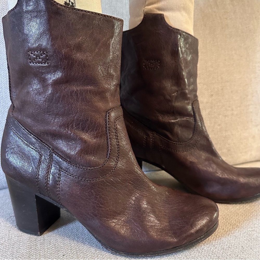 Frye Carson Mid Heel Dark Brown Leather Boots Pull On Vintage